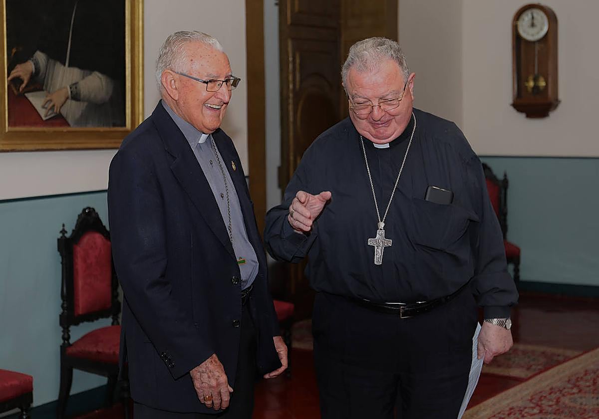 El antiguo obispo de Palencia, Nicolás Castellanos, charla con el actual, Manuel Herrero.