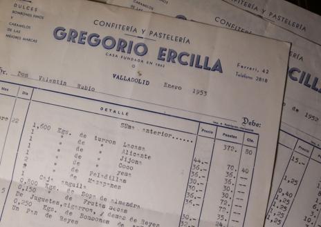 Imagen secundaria 1 - Anuncio de 1929 en El Norte de Castilla de la confitería de Gregorio Ercilla. Facturas del comercio de los años cincuenta y Jaime Ercilla Azpeitia, gerente de Perfumería Ercilla.