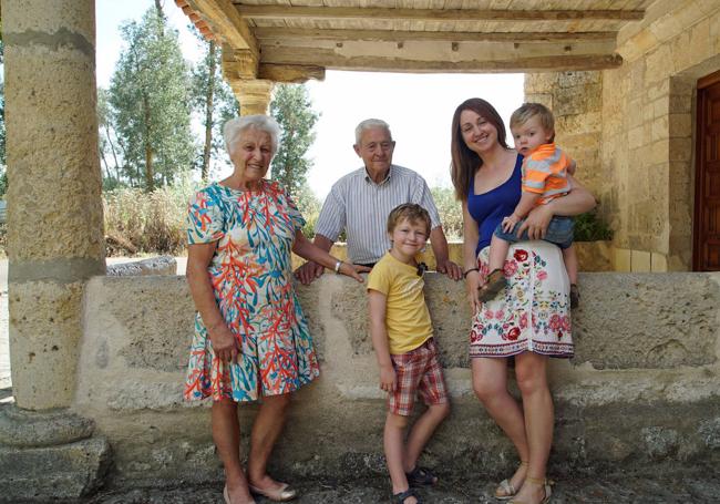 Ana Alonso con sus hijos Conor y Mateo y sus padres, Feli y Jesús en Torrelobatón