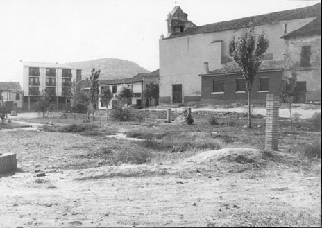 Imagen secundaria 1 - Arriba, panorámica de La Cistérniga en los años 70; abajo, la plaza y una calle sin asfaltar en esos mismos años.