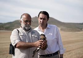 El consejero de Medio Ambiente, Juan Carlos Suárez-Quiñones (derecha), este viernes en la localidad vallisoletana de Valoria la Buena.