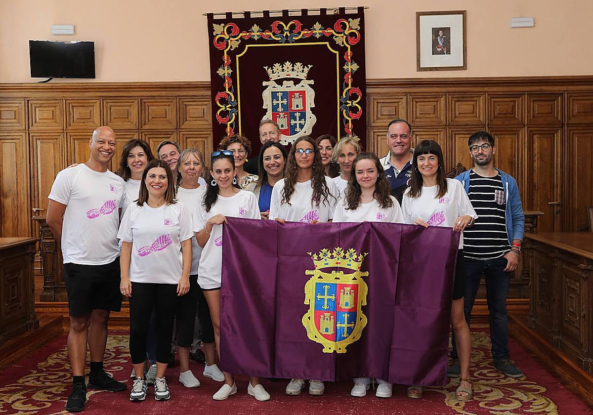 Las bailarinas de la Escuela de Danza Danilo sostienen la bandera palentina.