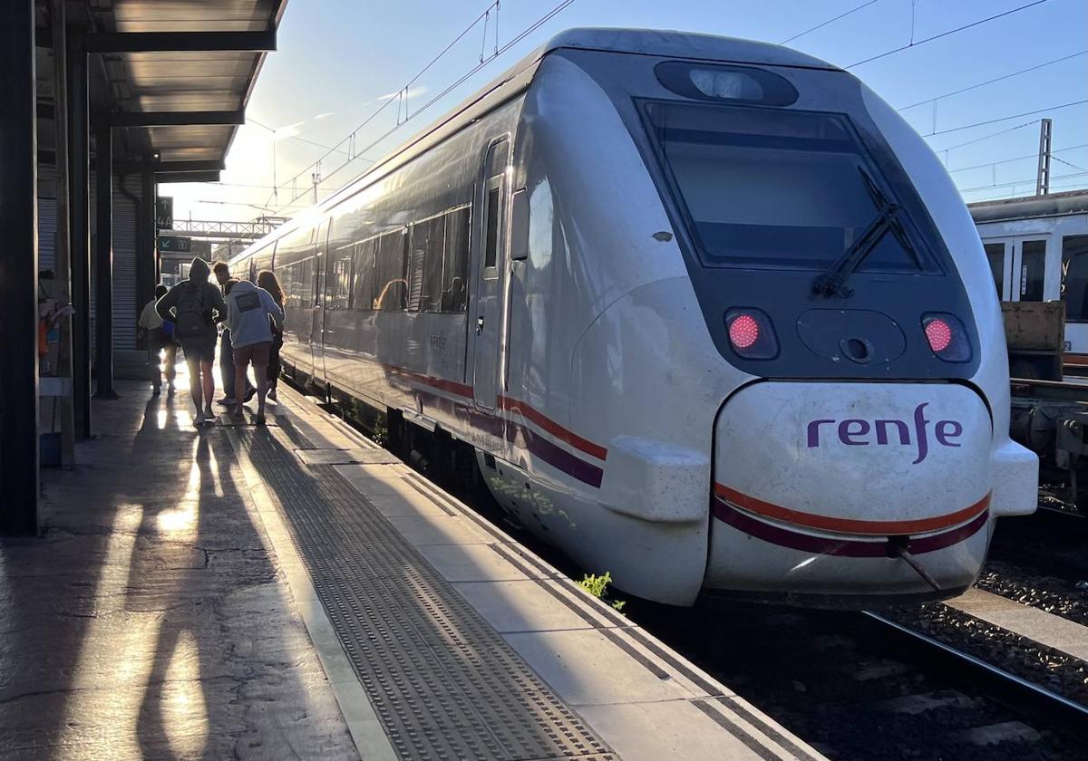 Salida del primer tren playero de Valladolid a Santander.