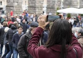 Una turista fotografía el Acueducto de Segovia durante el pasado puente de la Constitución.