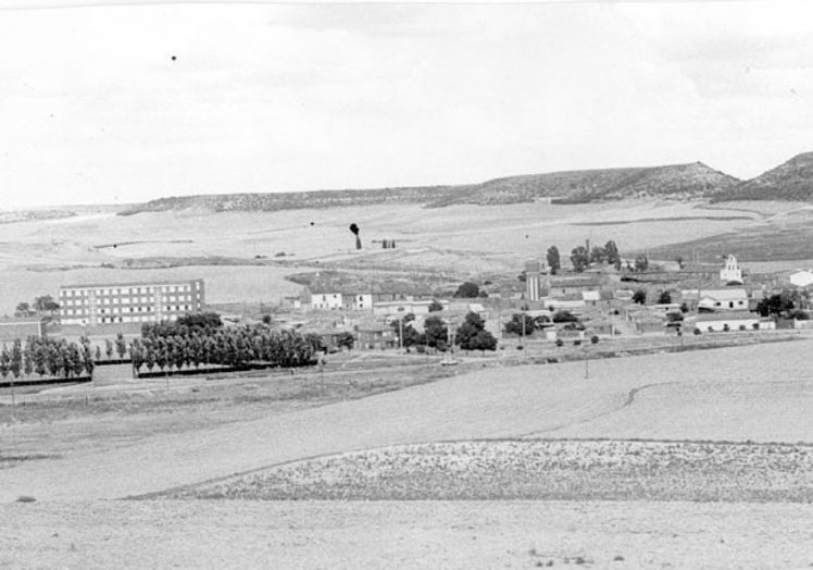 Imagen principal - Arriba, panorámica de La Cistérniga en los años 70; abajo, la plaza y una calle sin asfaltar en esos mismos años.