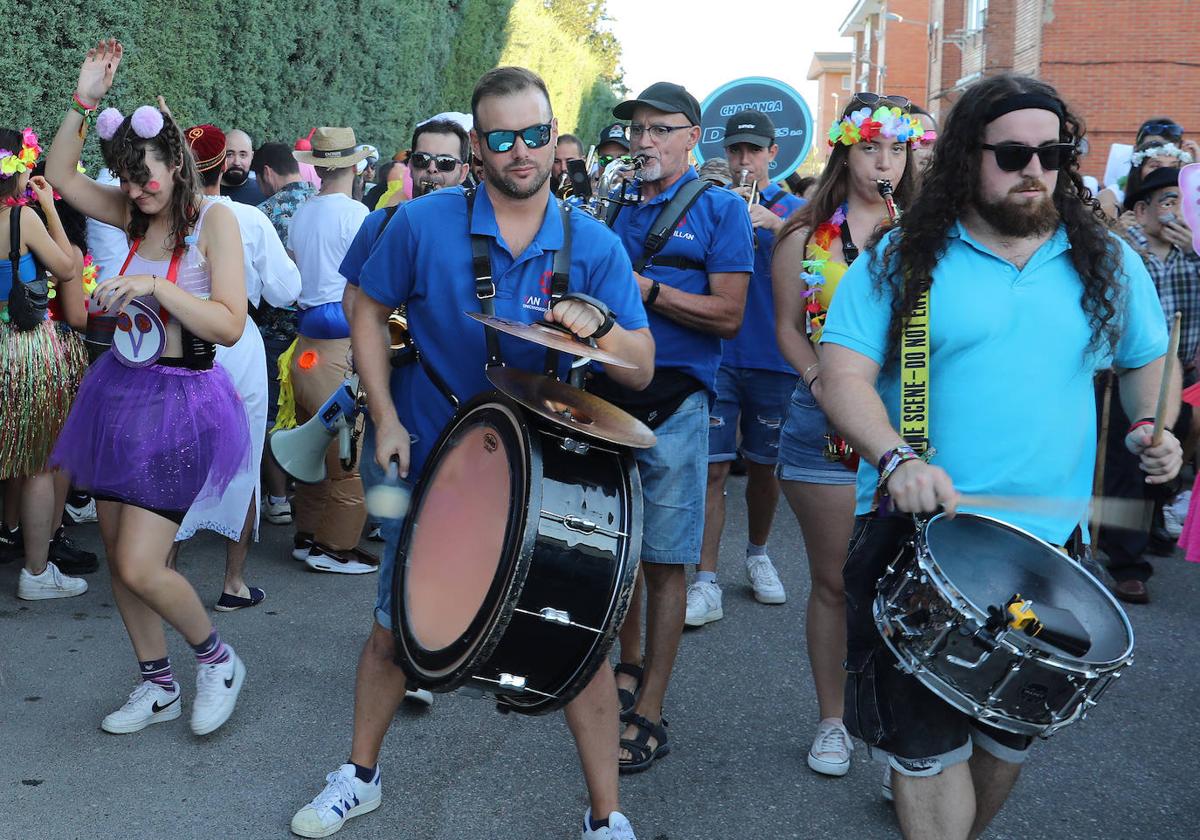 El desfile de Carnaval con las charangas recorre las calles de Dueñas hasta llegar a la plaza España.