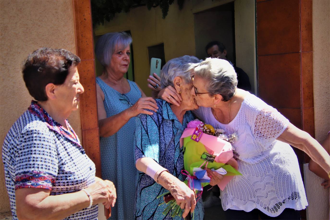 Fiesta sorpresa en Villafrechós para celebrar los 100 años de Eladia Ares