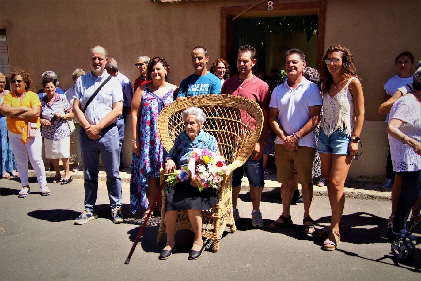 Fiesta sorpresa en Villafrechós para celebrar los 100 años de Eladia Ares