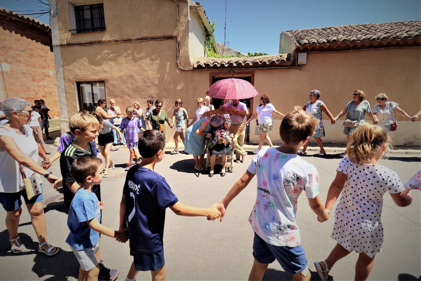 Fiesta sorpresa en Villafrechós para celebrar los 100 años de Eladia Ares