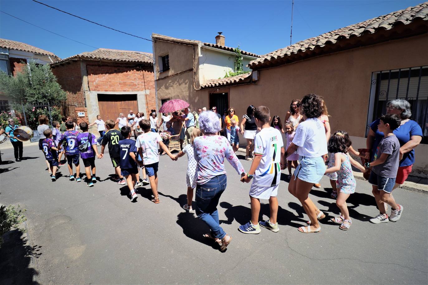 Fiesta sorpresa en Villafrechós para celebrar los 100 años de Eladia Ares