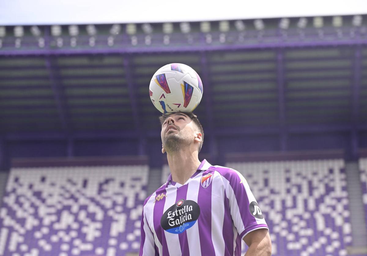 César de la Hoz domina el balón con la cabeza en su presentación en Zorrilla.