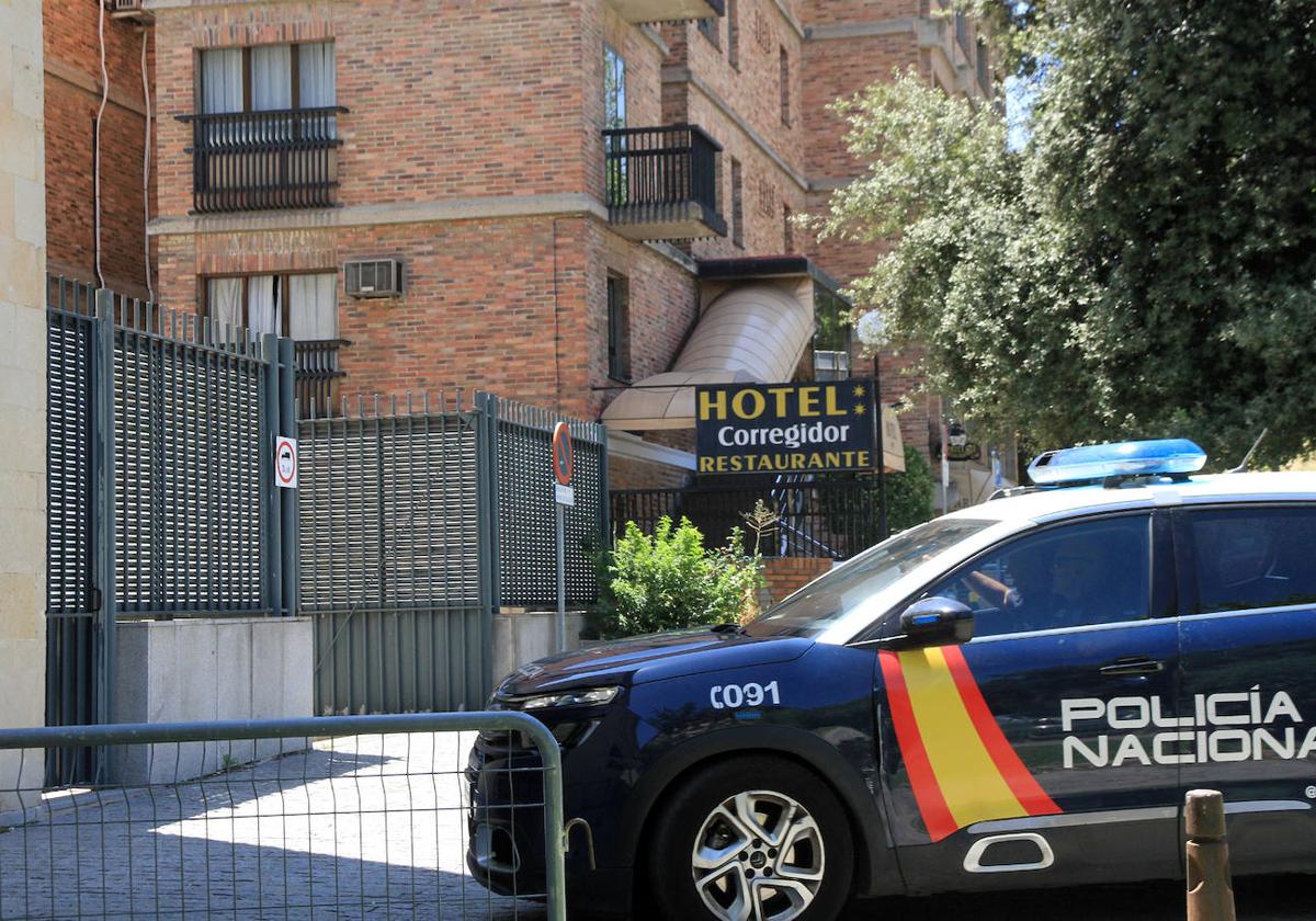 Patrulla de la Policía Nacional junto al restaurante donde ocurrió el atragantamiento.