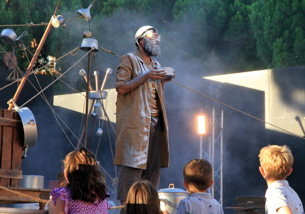 El malabarista Federico Menini, durante su espectáculo 'Oyun', este sábado en el Festivalito.