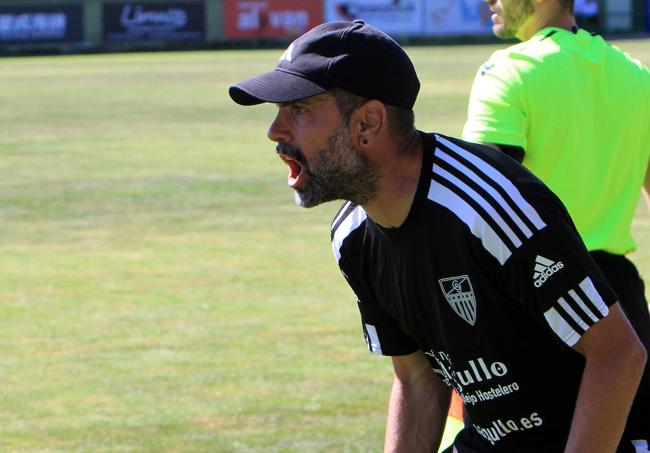 Ramsés Gil da instrucciones a sus jugadores en el partido de este sábado.