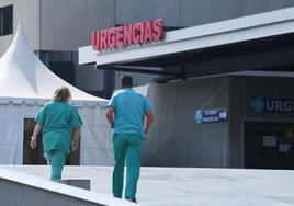 Dos sanitarios acceden al servicio de urgencias del Hospital Clínico Universitario de Valladolid.