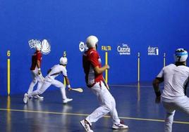 El club pelota Puertas Bamar de Íscar disputa un encuentro de pala corta.