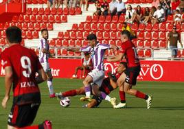 Raúl Moro, perseguido por dos defensores del Mirandés.