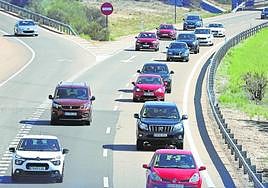 Circulación densa, ayer, en una autovía de la región.
