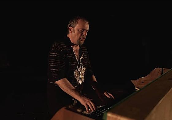 Fernando Cayo, actor y músico en 'Amor de Don Perlimplín...', de Lorca.