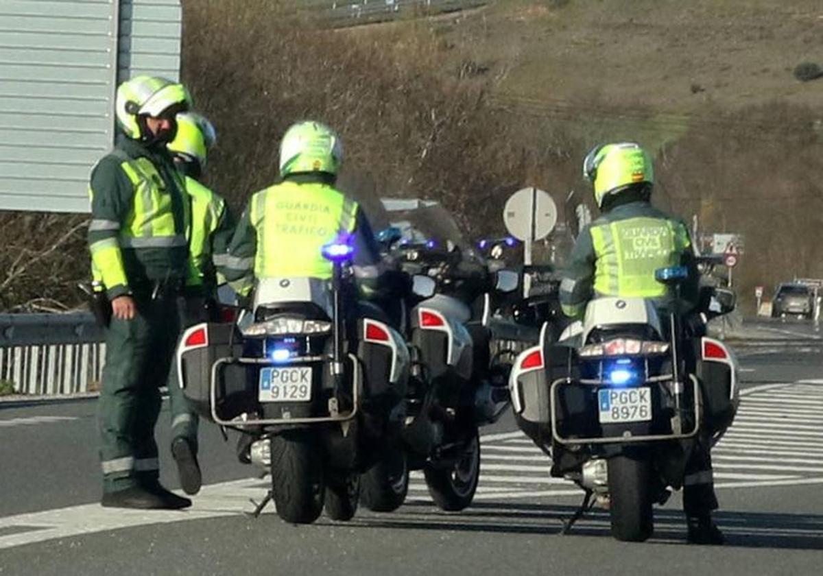 Agentes de la Guardia Civil de Tráfico en la provincia de Segovia.