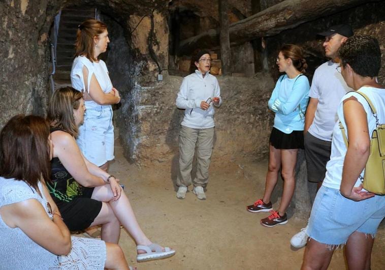 La arquitecta Pilar González, durante la visita a las bodegas.