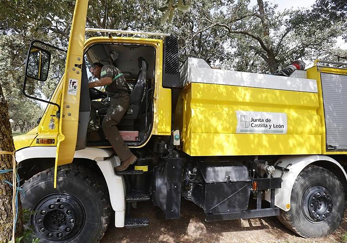 Un agente medioambiental en un camión autobomba.