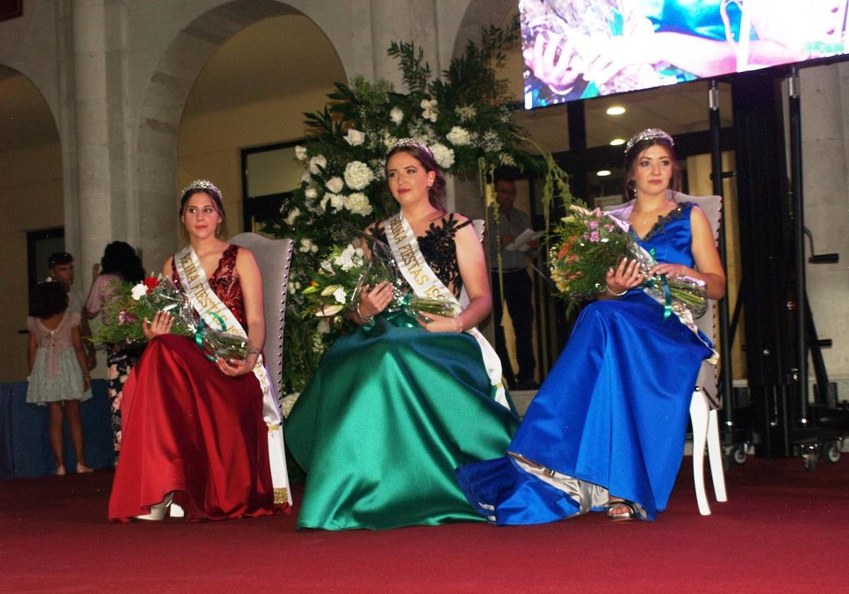 Las reinas de las fiestas, este sábado durante la proclamación en Íscar.