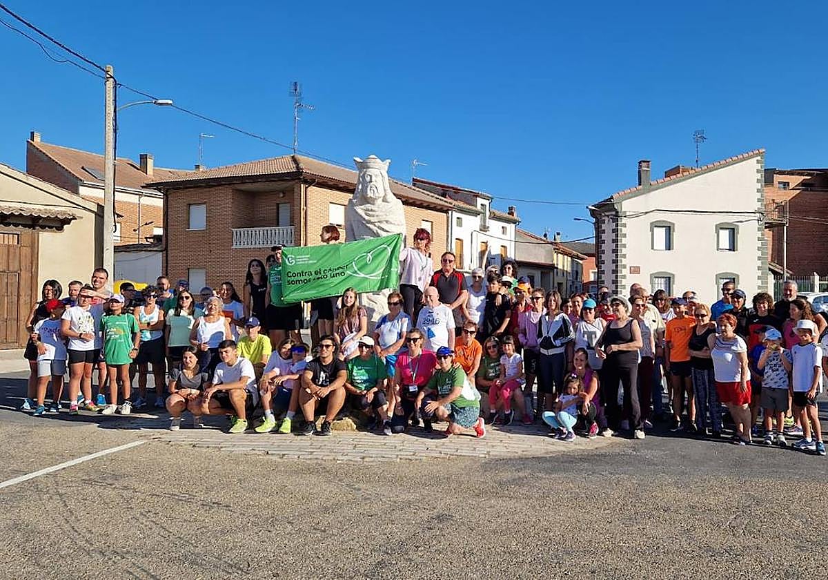 Participantes en la marcha contra el Cáncer, junto a la estatua del rey Wamba