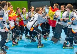 La selección femenina júnior celebra el título.