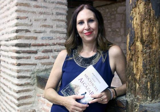 Ana Cadenas sujeta el libro que ha escrito titulado 'Una muchacha en el Alcázar'.