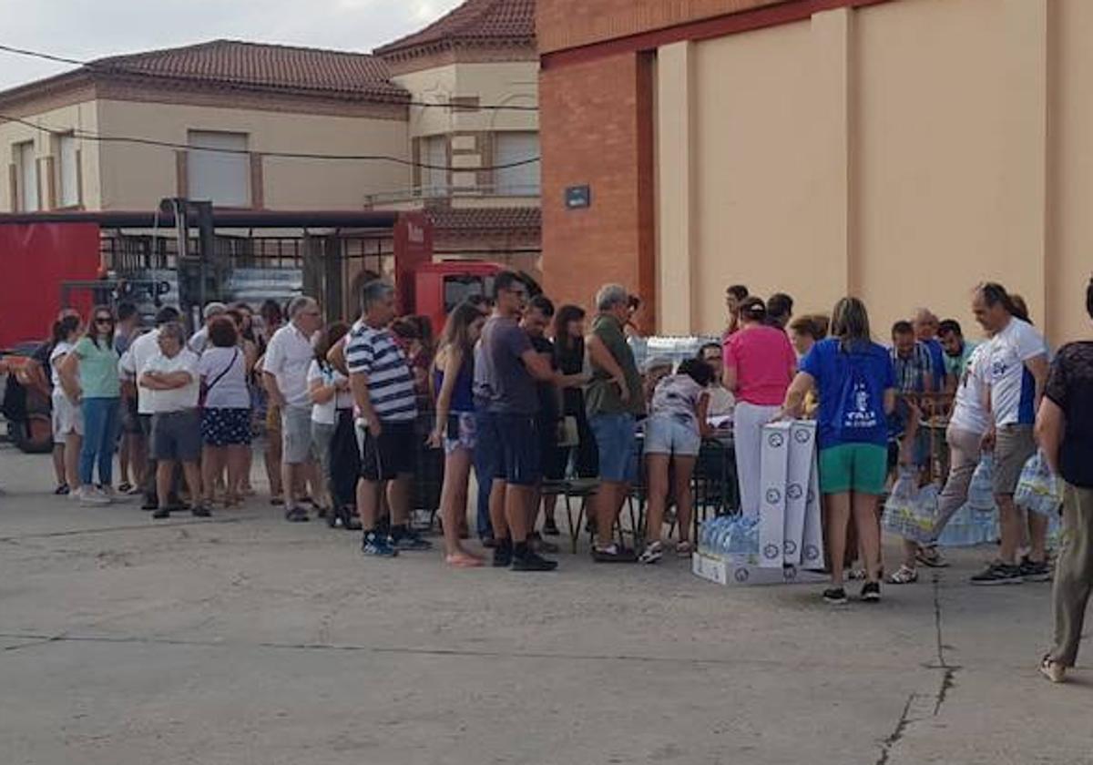 Los vecinos de Navas deOro, durante uno de los repartos de agua embotellada.