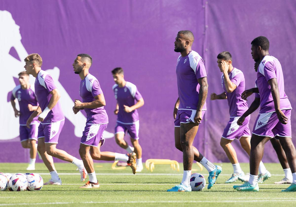 Anuar y Cyle Larin, junto al grupo, en el entrenamiento de este lunes en los Anexos.