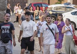 El grupo de alumnos del Curso de Pintores Pensionados de Segovia, camino a la recepción en San Quirce.