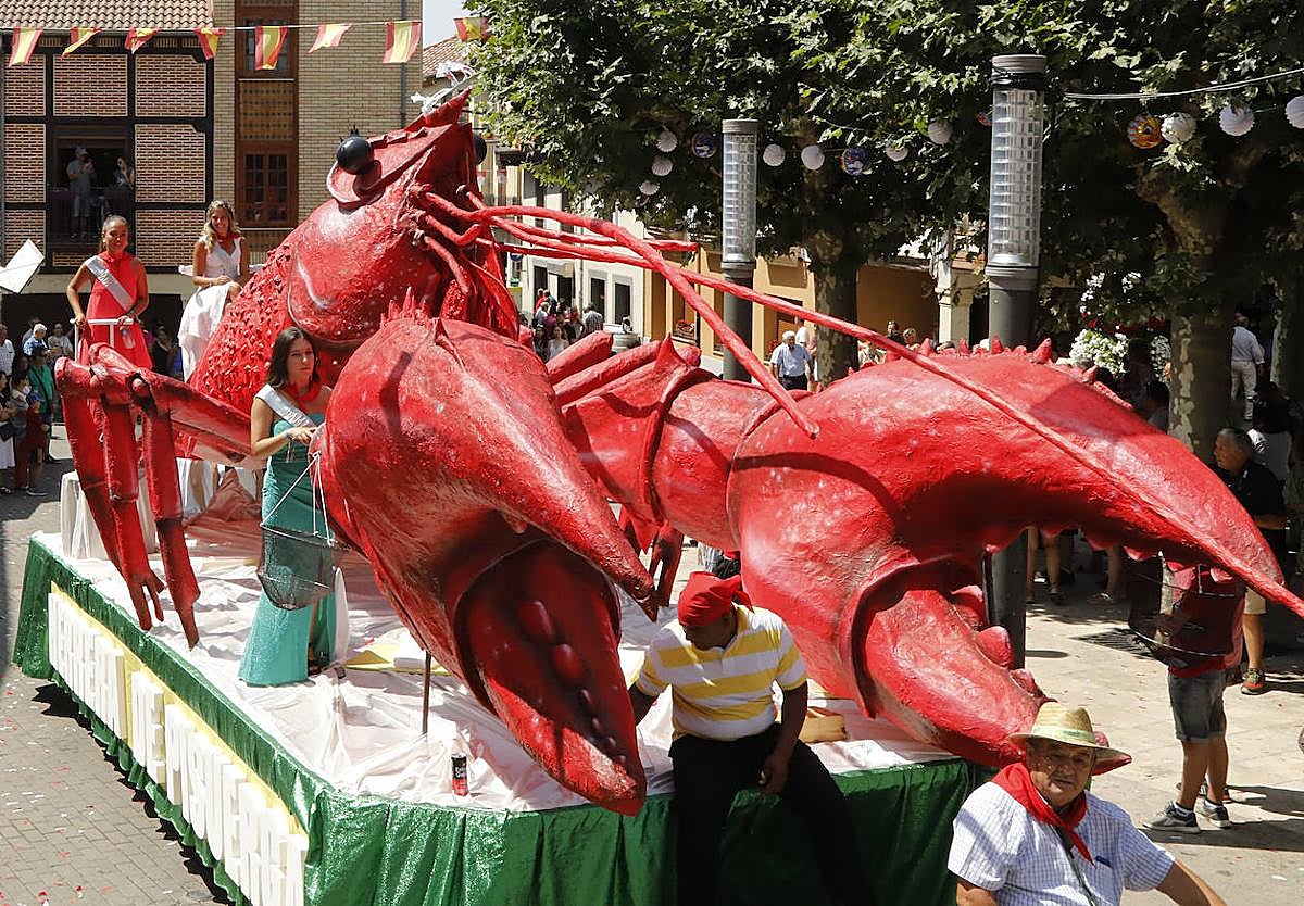 La reina y las damas en la carroza principal de 2022.