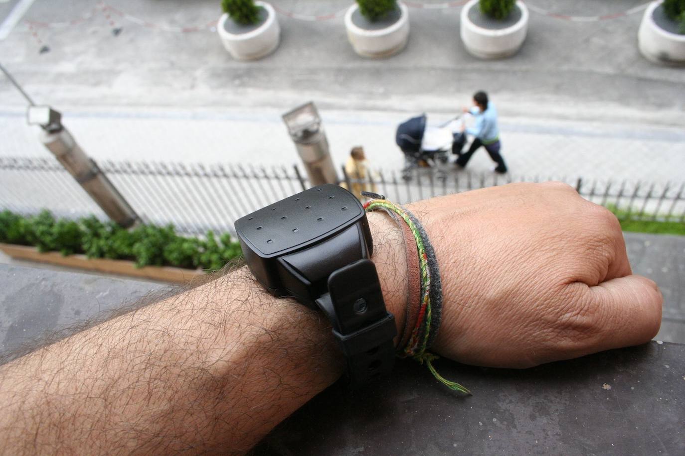 Un hombre con una pulsera antimaltrato.