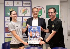 Claudia Moreno, Cayetano Cifuentes y Miguel Ángel Peñas posan con el cartel de la campaña de abonados.