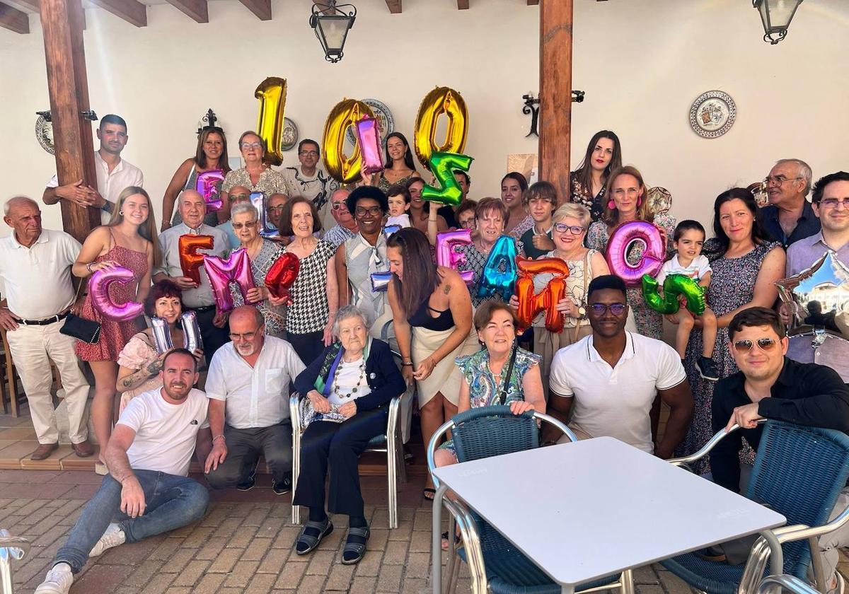 Andrea, junto a su familia en la celebración por su cien cumpleaños.