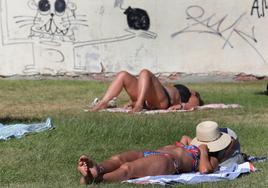 Dos mujeres toman el sol en las piscinas del Sotillo.