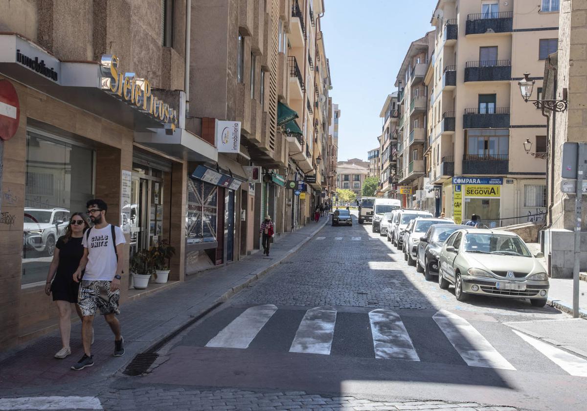 Varias personas caminan por las aceras de la calle Blanca de Silos.