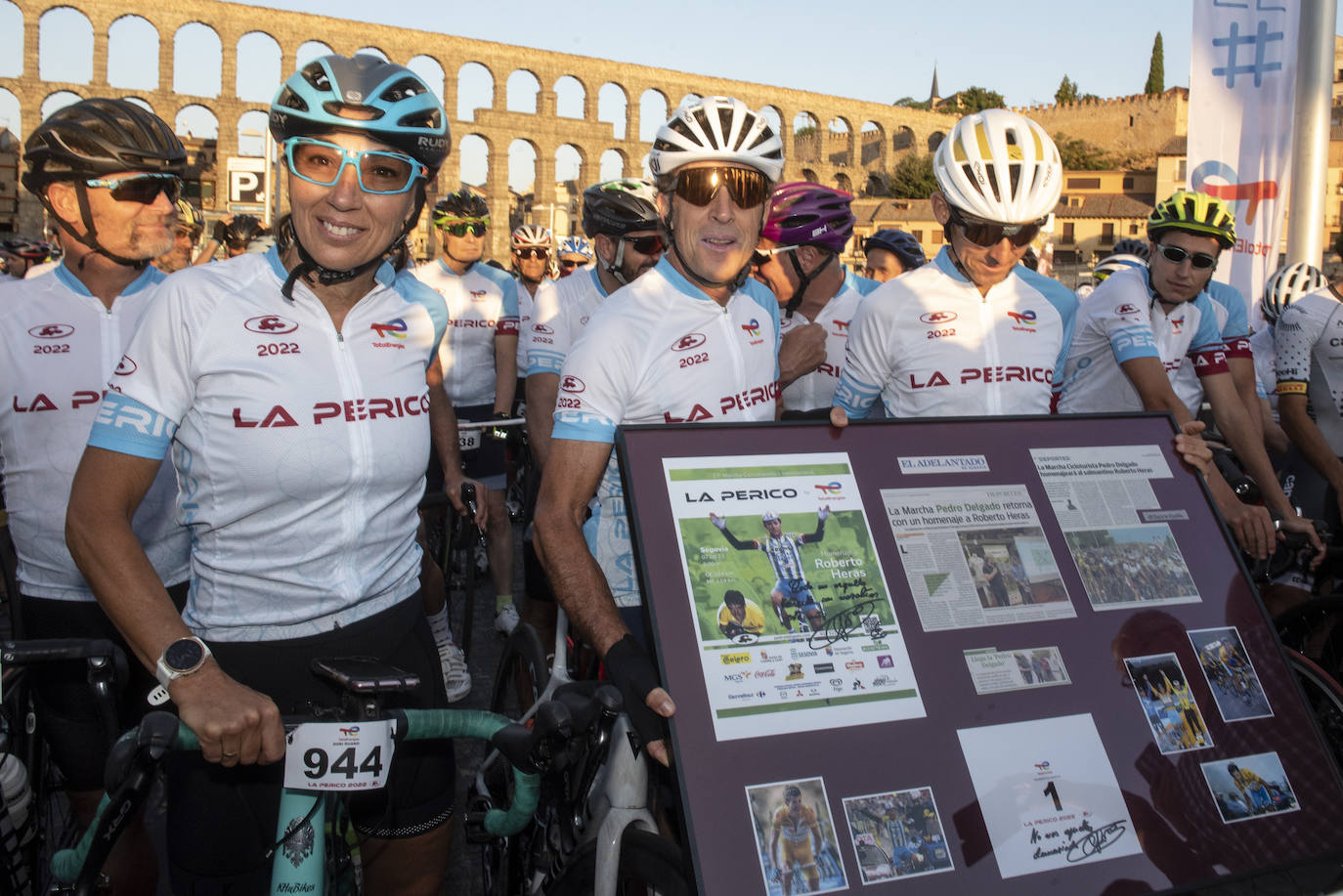 Homenaje a Roberto Heras (centro) en la salida de la Marcha Perico Delgado (izq.) en 2022.