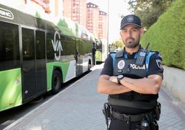 El oficial Sergio N. junto a la parada de autobús donde intervino en el barrio de Parquesol.