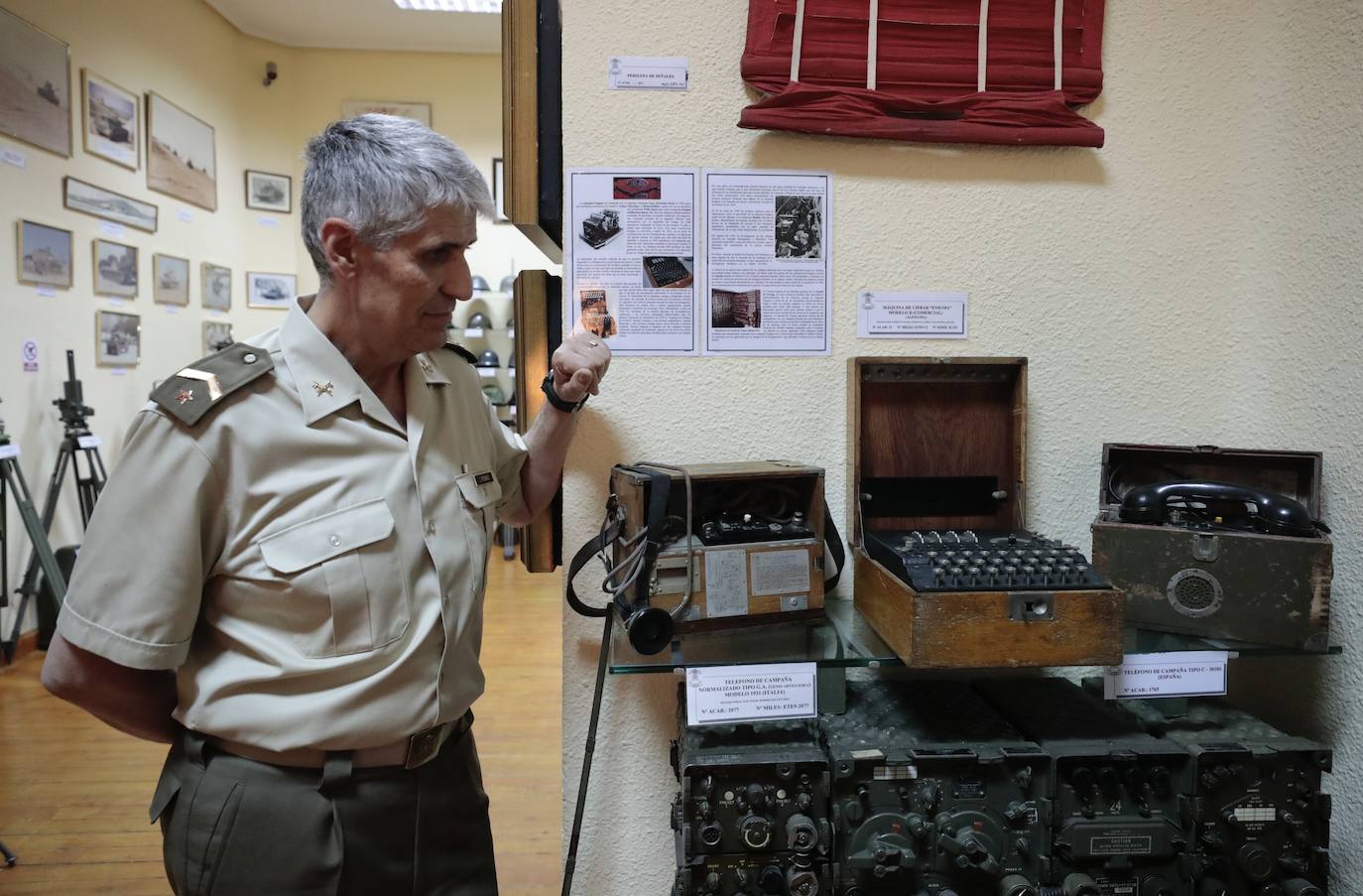 El subteniente Andrés Sánchez Redondo, junto a la máquina Engima (en el centro de la balda del museo de la Academia Caballería).