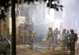 Los bomberos durante las labores de extinción durante la noche.