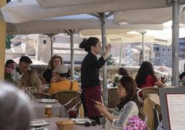 Una trabajadora de la hostelería, en una terraza de Segovia capital.