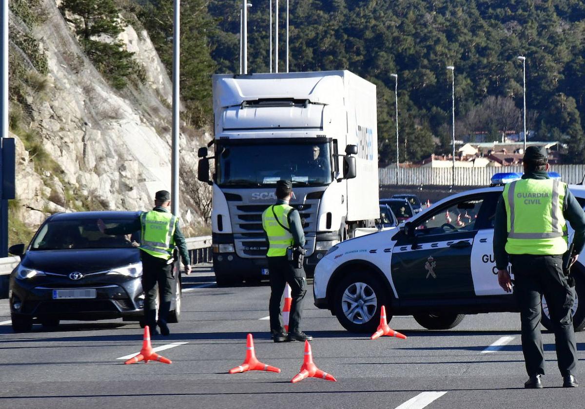 Un control de la Guardia Civil en la AP-6.