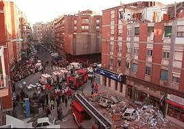 Estado en el que quedó el edificio del número 1 de la calle Cardenal Cisneros tras la explosión registrada el 10 de febrero de 1998.