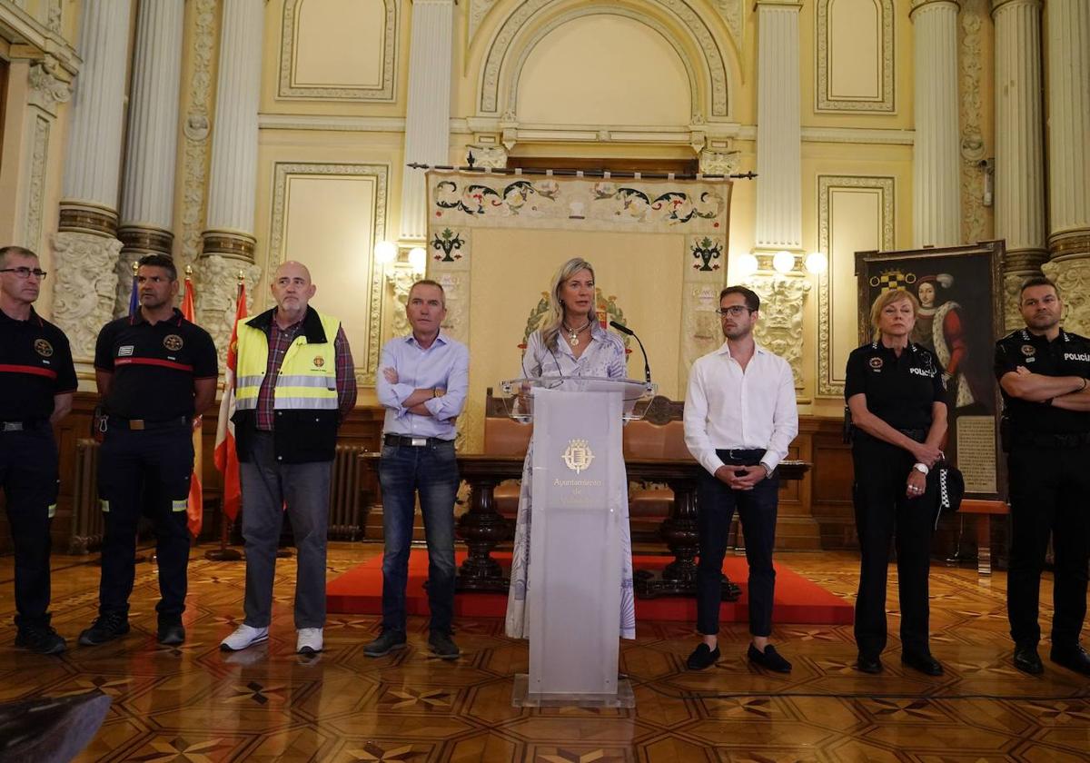 La alcaldesa en funciones, Irene Carvajal, acompañada de los responsables de los servicios de rescate, extinción de incendios y desescombro del edificio siniestrado, en la rueda de prensa.