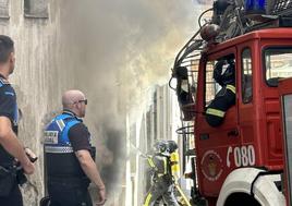 Bomberos y Policía Local, este martes en el lugar de los hechos.