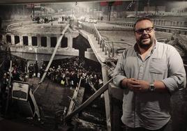 El reportero Luis de Vega, delante de una de sus imágenes en la Casa Revilla.