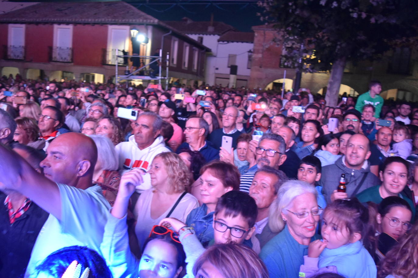 Marta Sánchez encandila a Herrera de Pisuerga